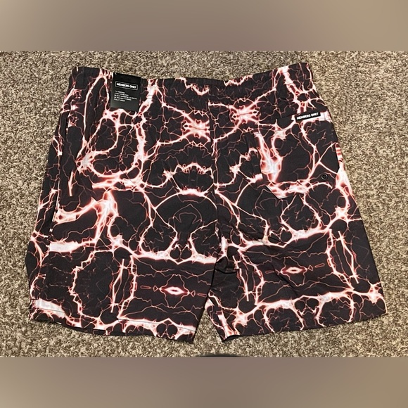 Members Only Swim Shorts Black Red Lighting Print Mesh Liner Stretch UV Men Sz L - Picture 2 of 9